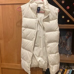 Women’s white Gap size S sleeveless belted pocketed puffer vest.